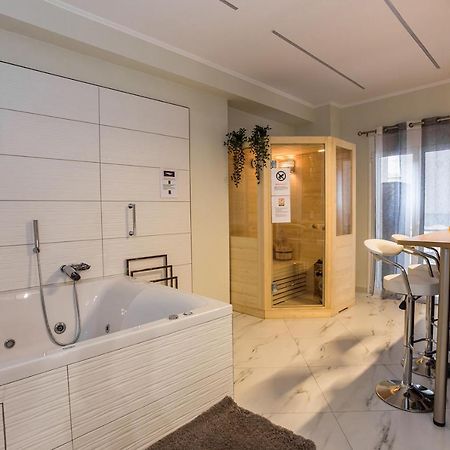 Romantic Deluxe Svite Wise Jacuzzi And Sauna เอเธนส์ ภายนอก รูปภาพ