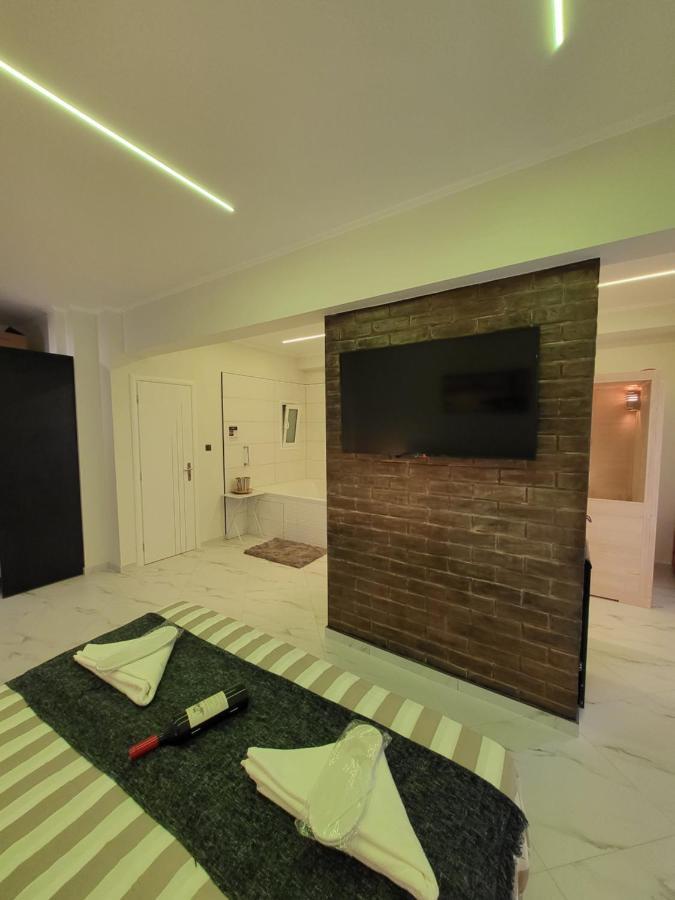 Romantic Deluxe Svite Wise Jacuzzi And Sauna เอเธนส์ ภายนอก รูปภาพ