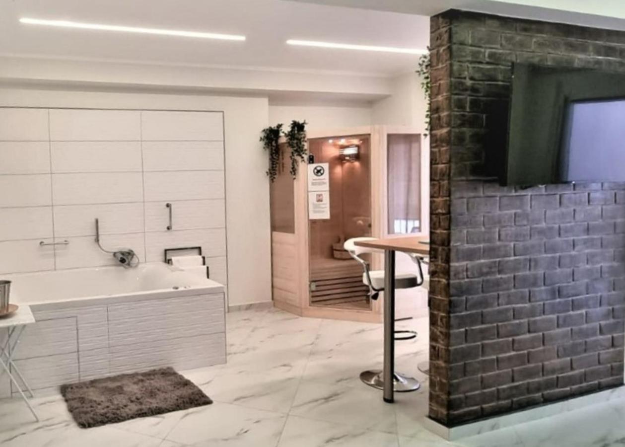Romantic Deluxe Svite Wise Jacuzzi And Sauna เอเธนส์ ภายนอก รูปภาพ