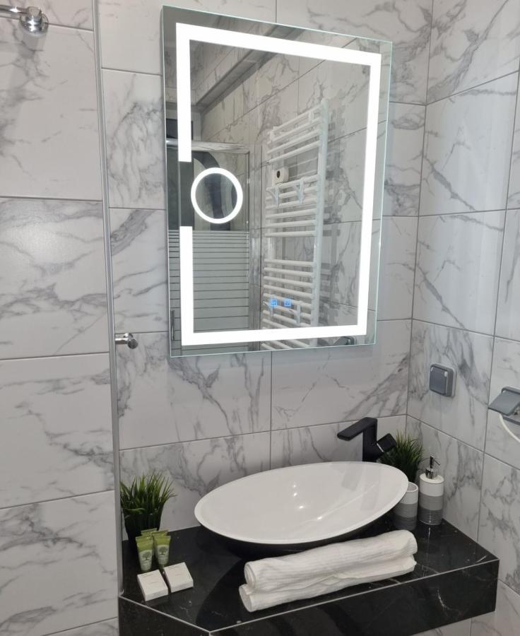 Romantic Deluxe Svite Wise Jacuzzi And Sauna เอเธนส์ ภายนอก รูปภาพ