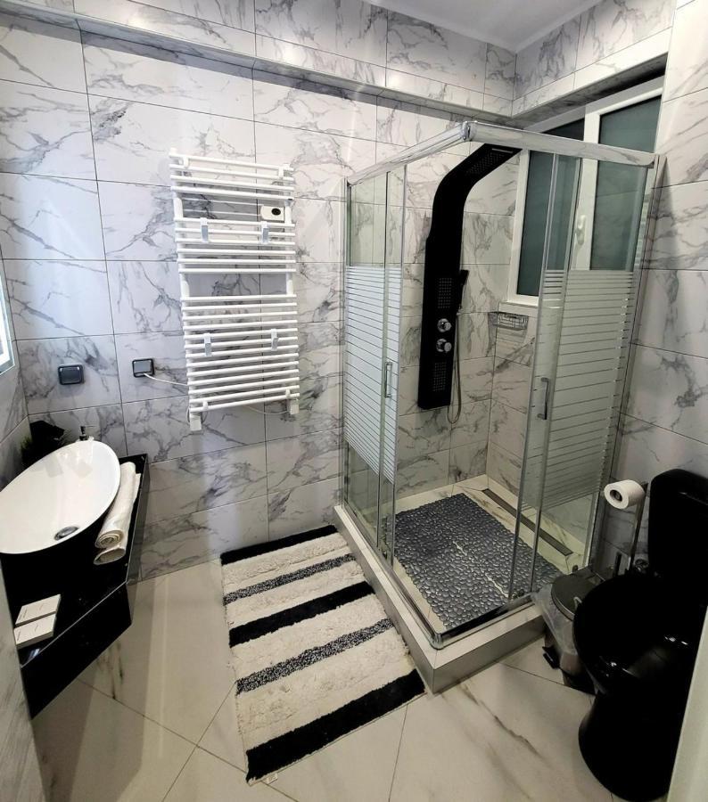 Romantic Deluxe Svite Wise Jacuzzi And Sauna เอเธนส์ ภายนอก รูปภาพ