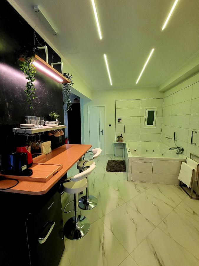 Romantic Deluxe Svite Wise Jacuzzi And Sauna เอเธนส์ ภายนอก รูปภาพ