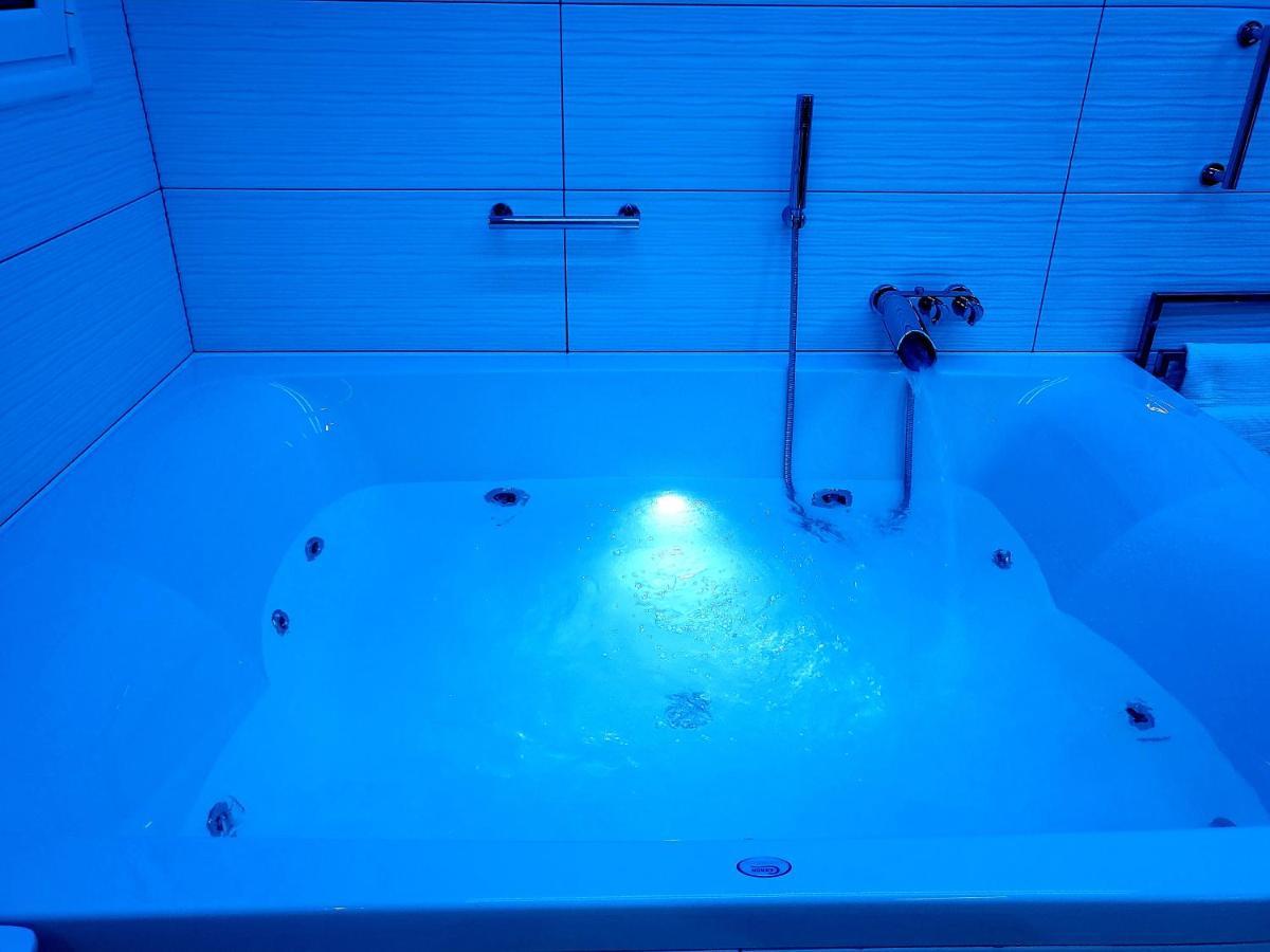 Romantic Deluxe Svite Wise Jacuzzi And Sauna เอเธนส์ ภายนอก รูปภาพ