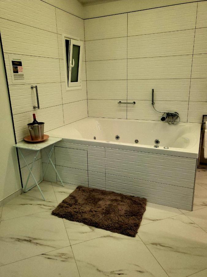 Romantic Deluxe Svite Wise Jacuzzi And Sauna เอเธนส์ ภายนอก รูปภาพ