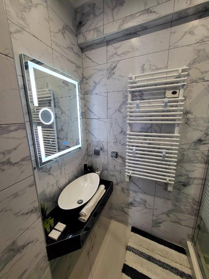 Romantic Deluxe Svite Wise Jacuzzi And Sauna เอเธนส์ ภายนอก รูปภาพ