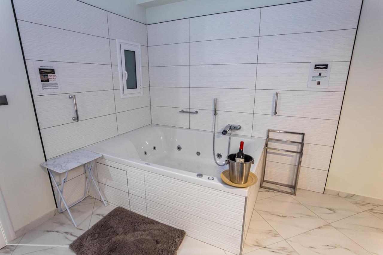 Romantic Deluxe Svite Wise Jacuzzi And Sauna เอเธนส์ ภายนอก รูปภาพ