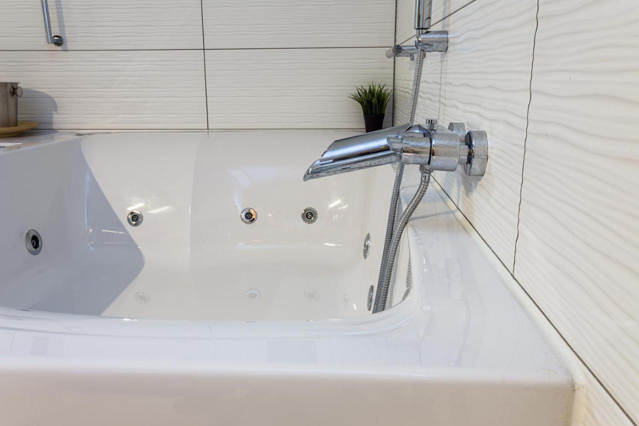 Romantic Deluxe Svite Wise Jacuzzi And Sauna เอเธนส์ ภายนอก รูปภาพ